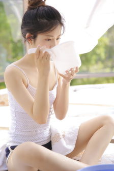 迈开腿男人往里怼女人的做法